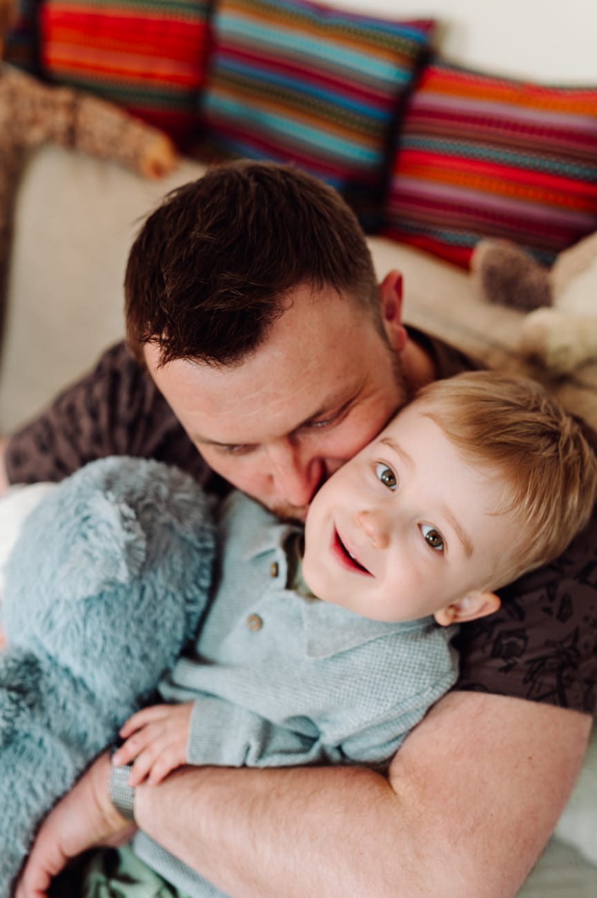 Tata przytula syna sesja rodzinna w domu Sopot