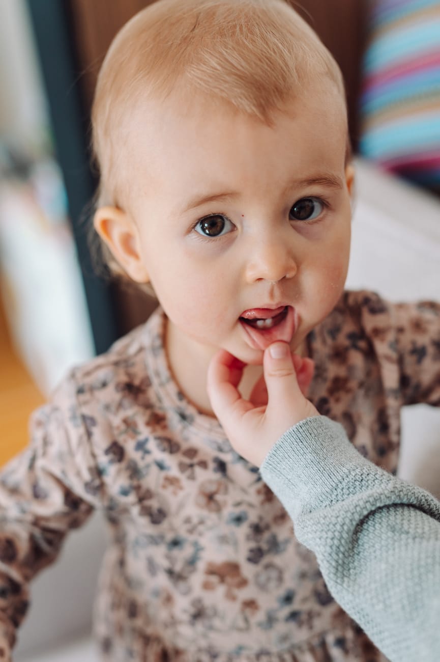 Dziewczynka pokazuje ząbki sesja rodzinna Sopot