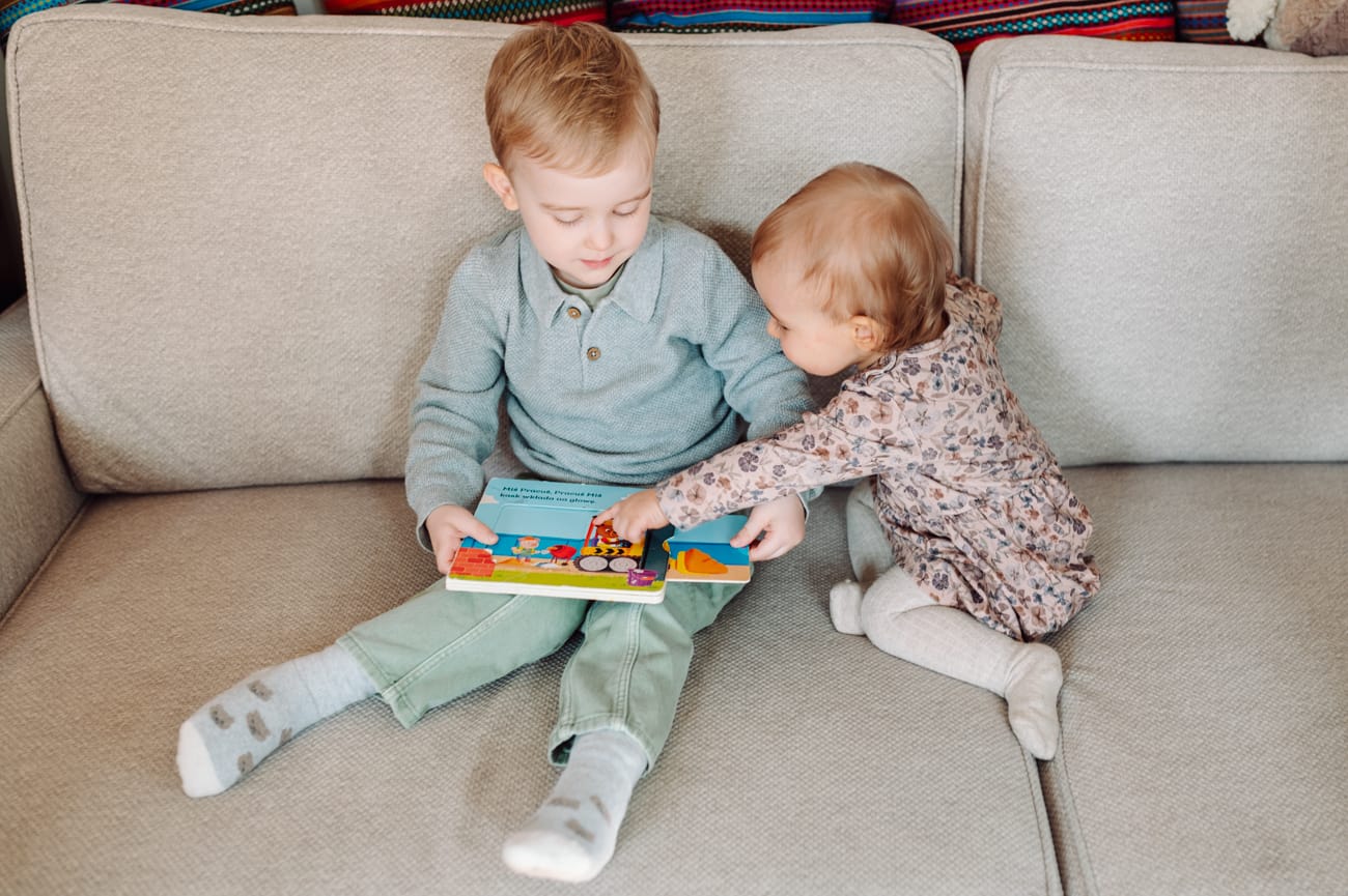 Rodzeństwo ogląda książeczkę sesja rodzinna Sopot