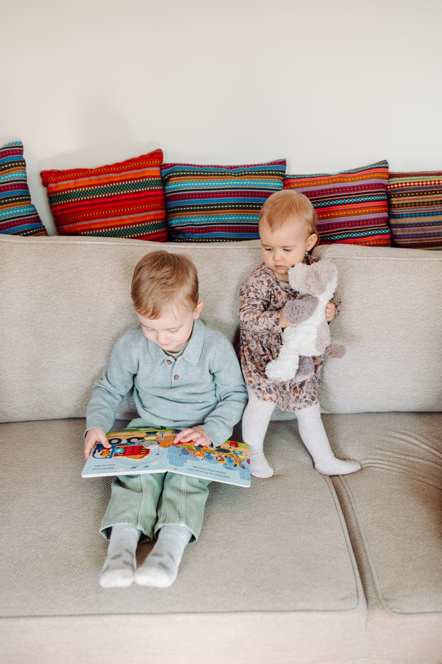 Dzieci czytają książeczkę na kanapie sesja Sopot