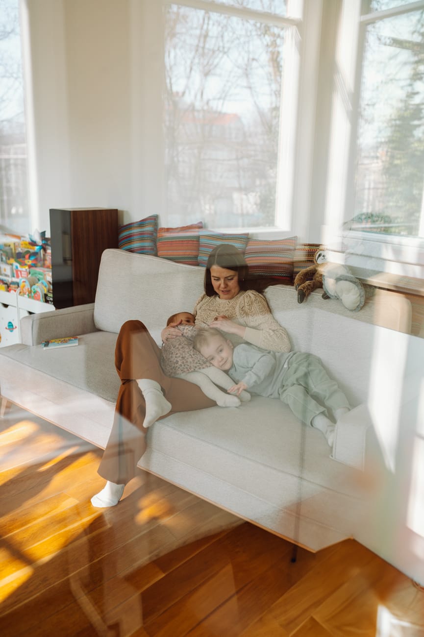 Mama karmi piersią syn przytula się sesja Sopot