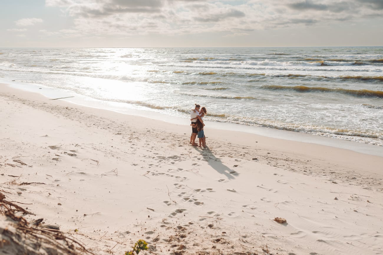 Rodzina na tle zachodu słońca sesja z dziećmi plaża