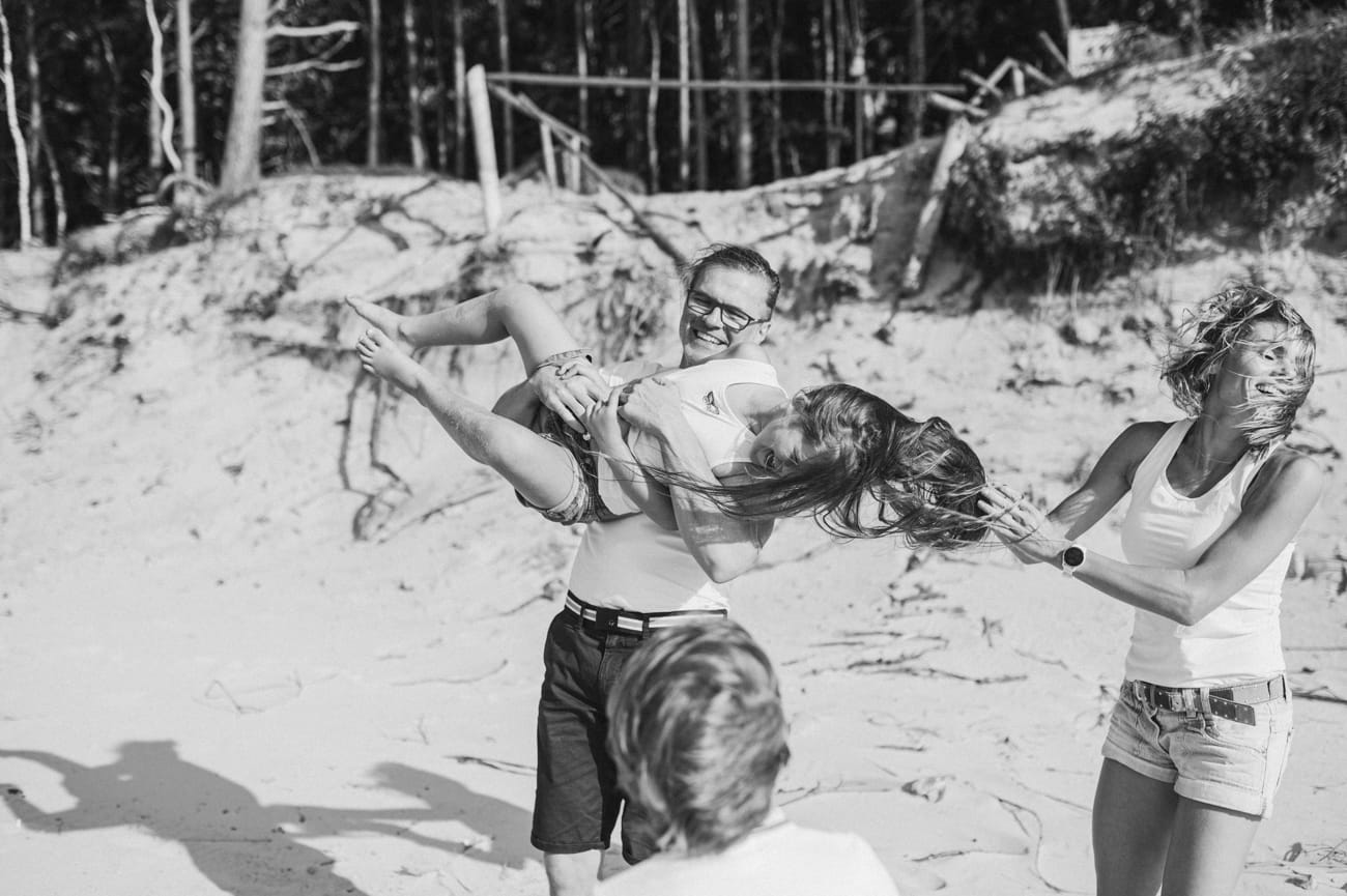 Rodzinne uśmiechy z wiatrem we włosach sesja na plaży