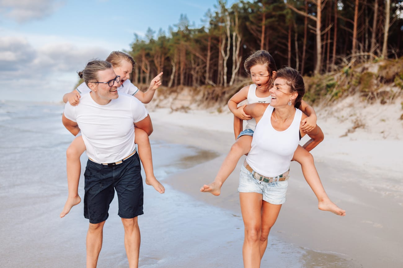 Rodzinne wygłupy na. brzegu morza sesja rodzinna Trójmiasto