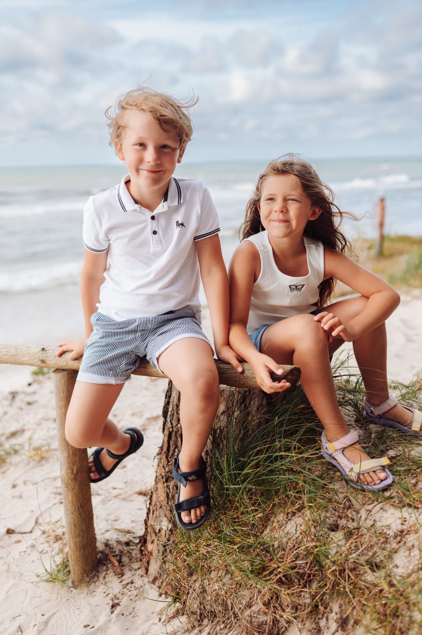 Portret bliźniąt na plaży sesja rodzinna Trójmiasto
