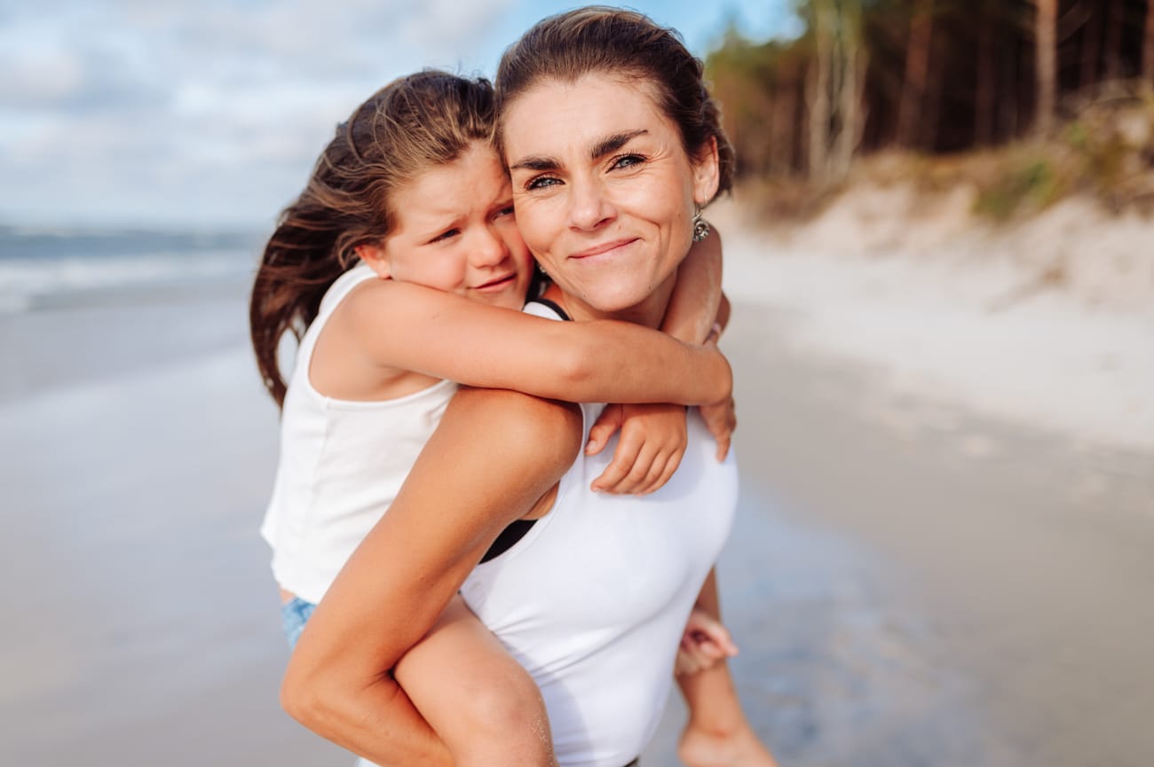 Mama i córka na brzegu morza sesja rodzinna