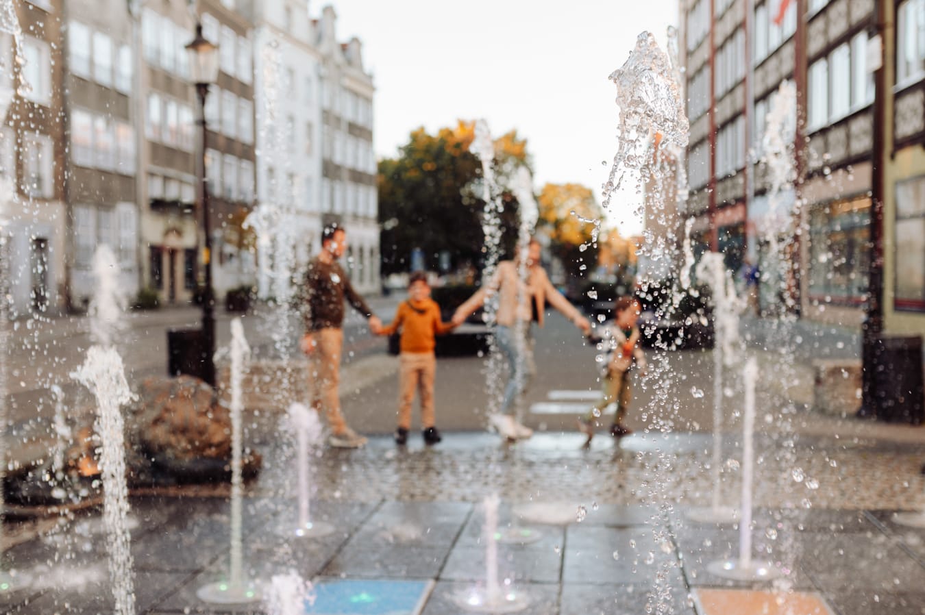 Rodzina na brukowanej uliczce sesja miejska Gdańsk