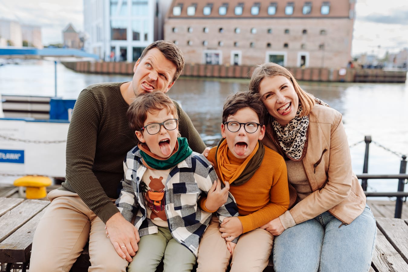 Rodzinne wygłupy przy Motławie w Gdańsku podczas miejskiej sesji rodzinnej