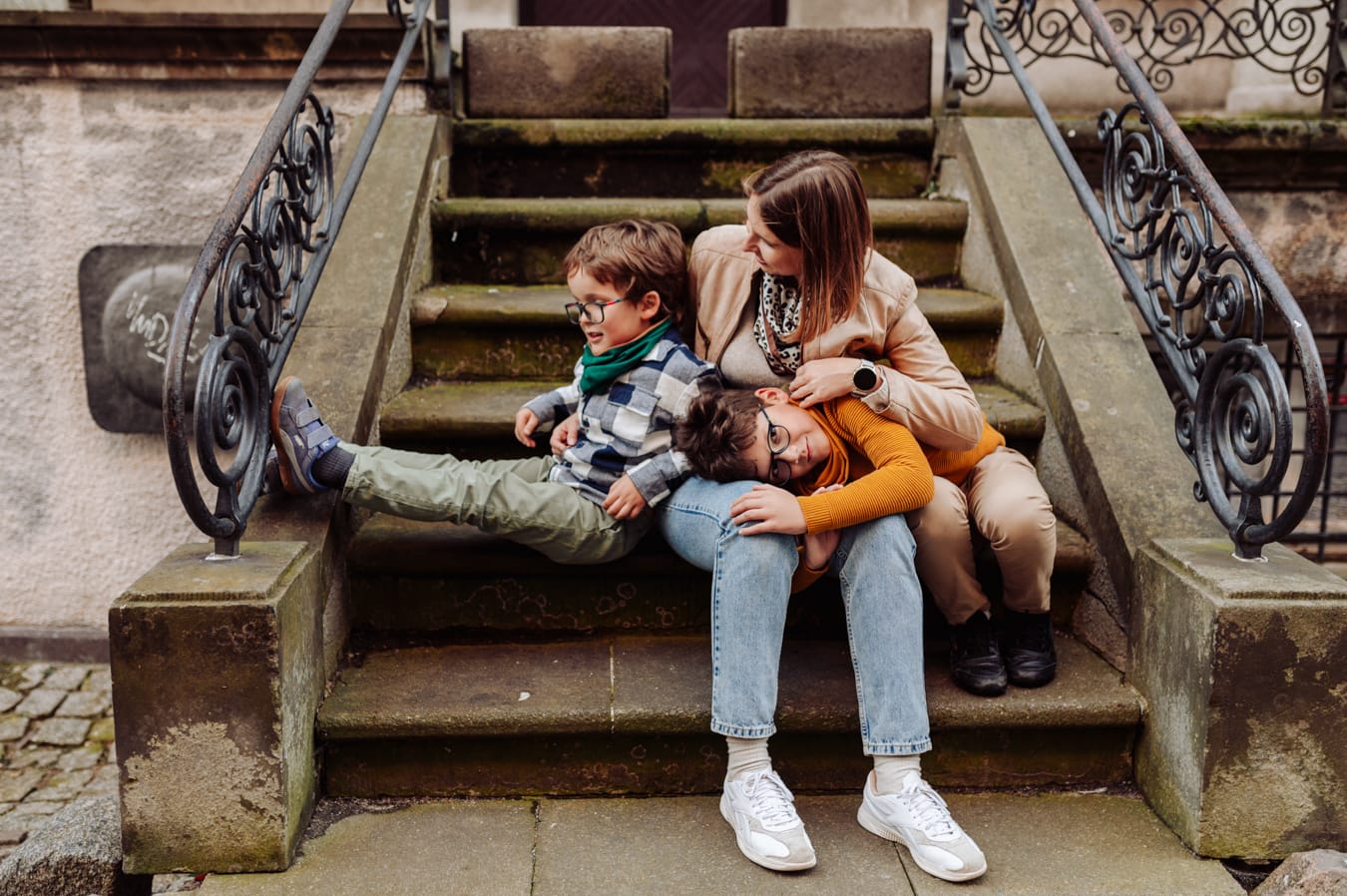Mama z synami na schodkach kamienicy Stare Miasto Gdańsk