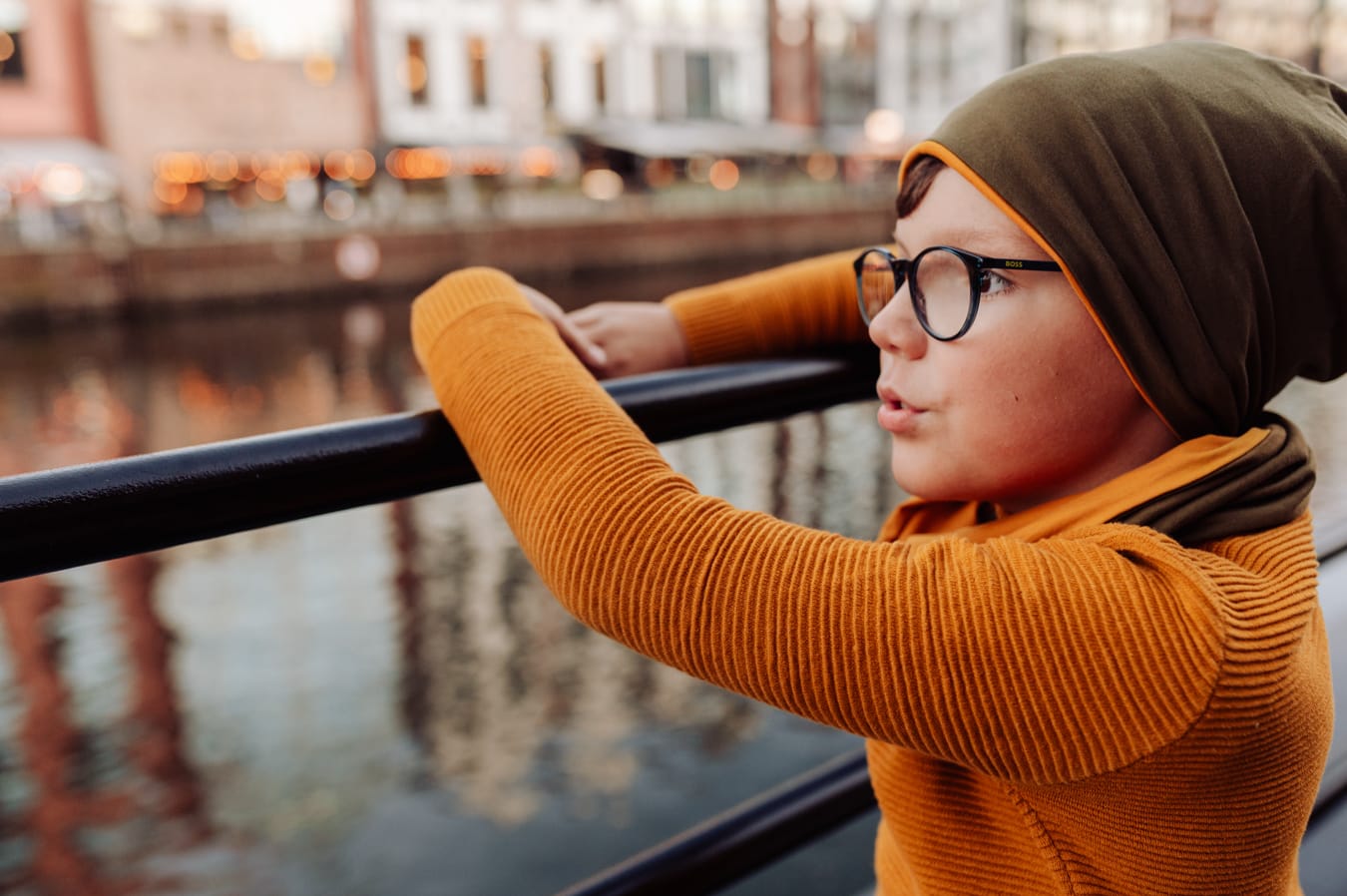Chłopiec na nabrzeżu Motławy sesja miejska Gdańsk
