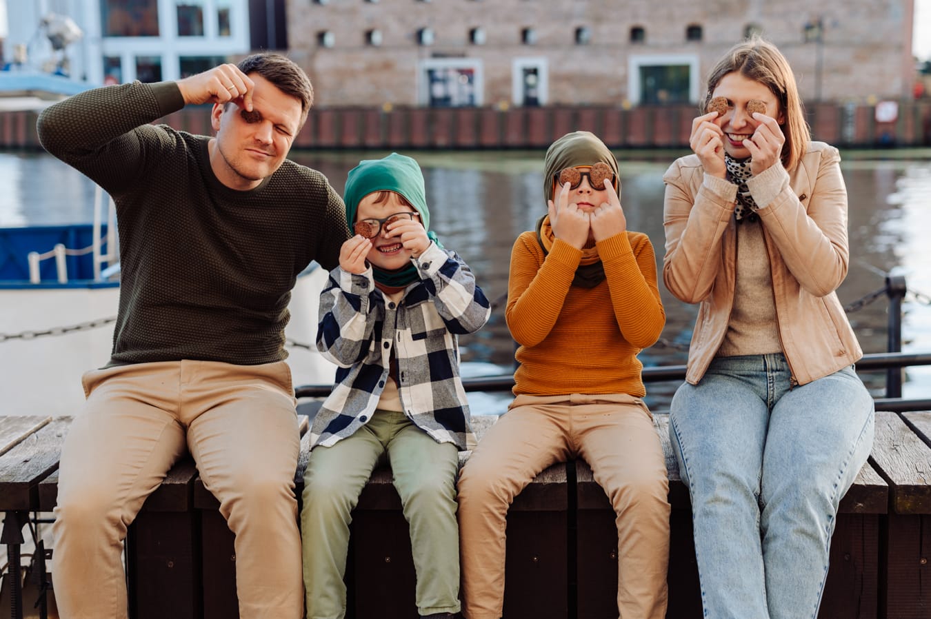 Bawiąca się rodzina przy Motławie w Gdańsku podczas miejskiej sesji rodzinnej