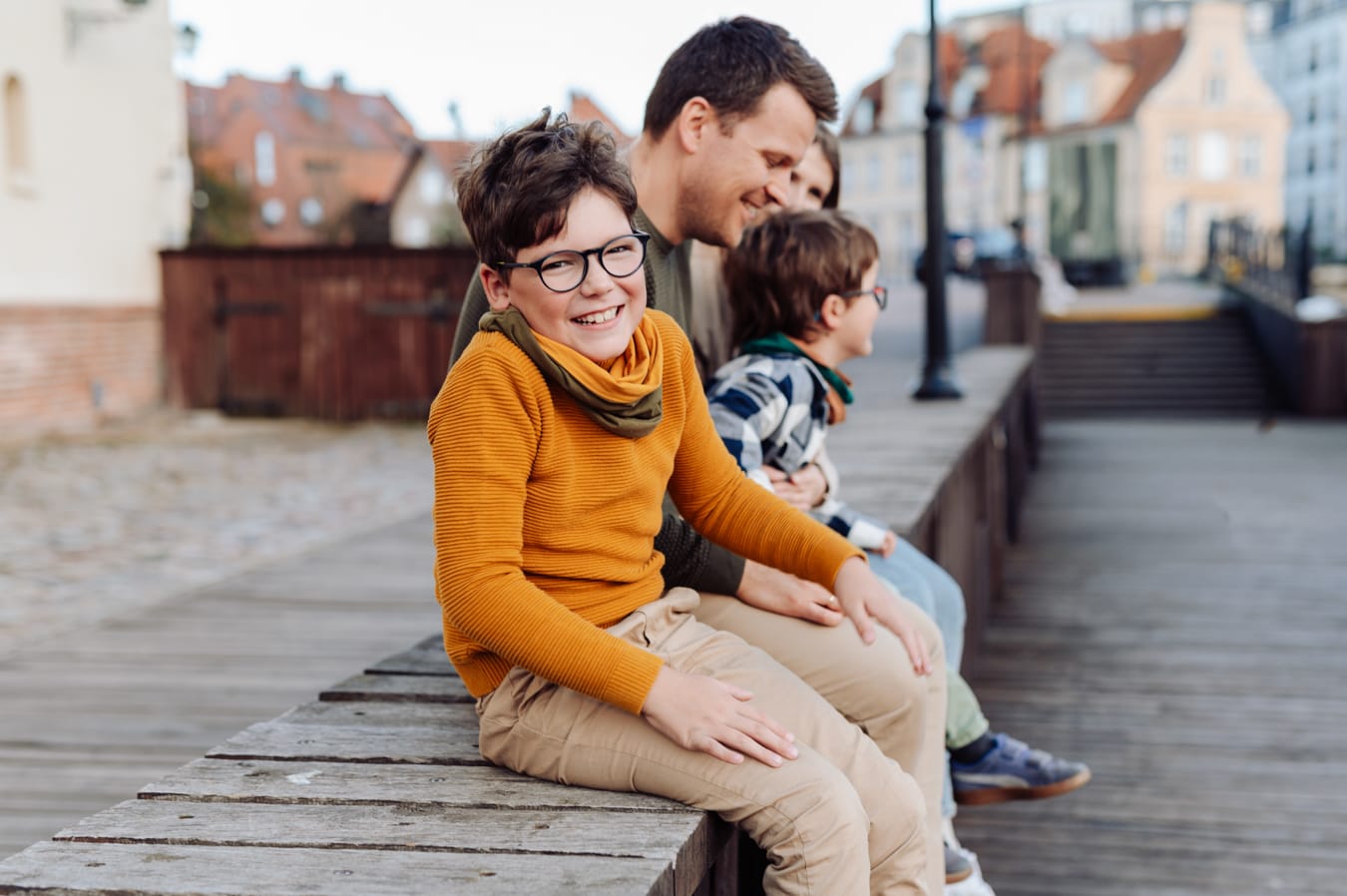 Roześmiana rodzina na nabrzeżu Motławy sesja miejska Gdańsk