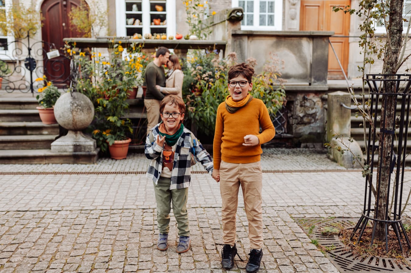 Portret chłopców sesja miejska z dziećmi Gdańsk