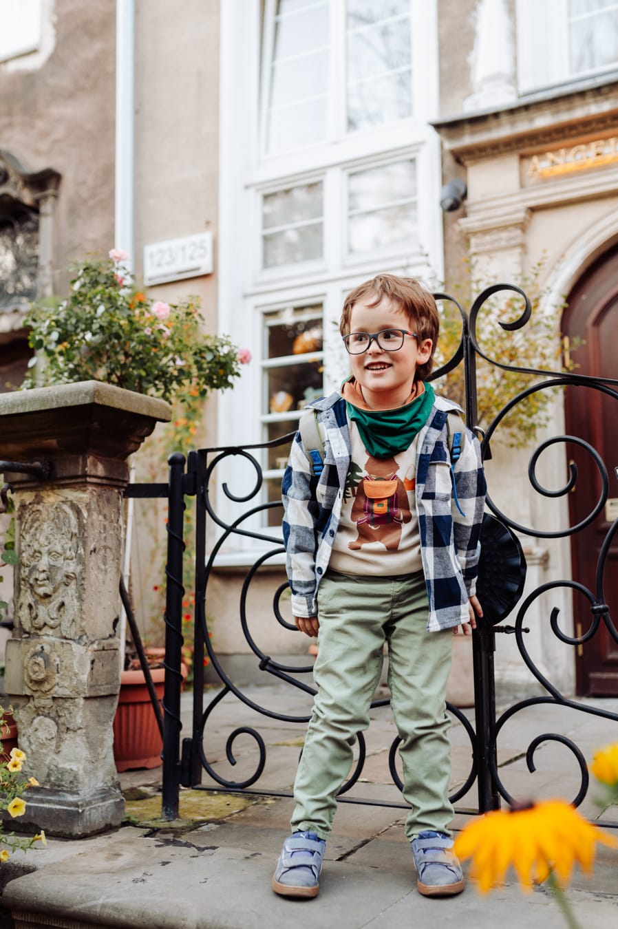 Chłopiec przy kolorowej kamienicy Stare Miasto Gdańsk
