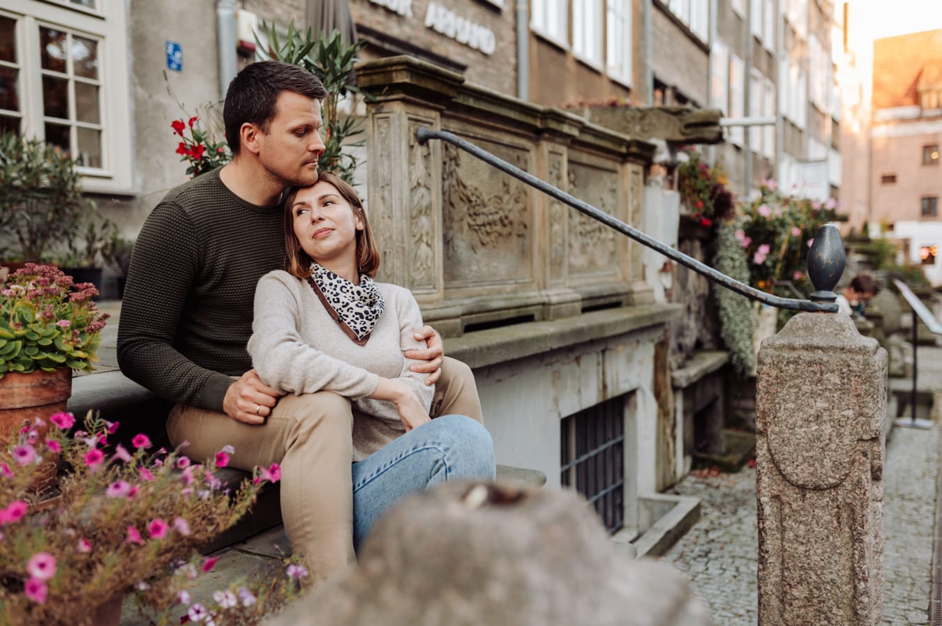 Para przytulona sesja rodzinna na uliczkach Starego Miasta