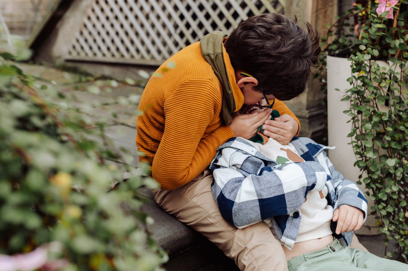 Chłopcy na schodkach miejska sesja z dziećmi Gdańsk

