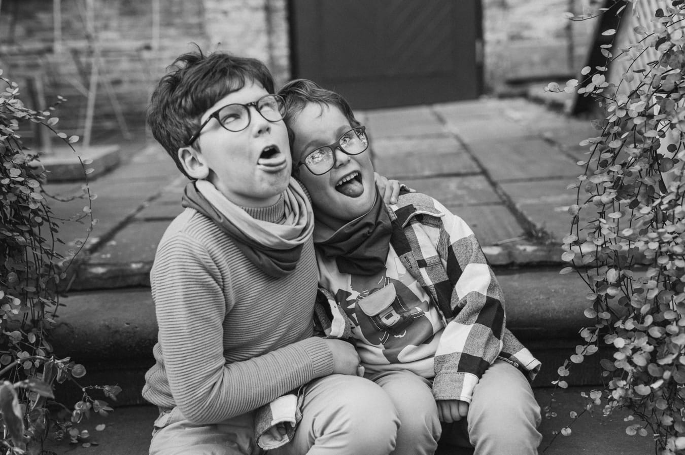 Wygłupy chłopców na schodkach sesja miejska Stare Miasto