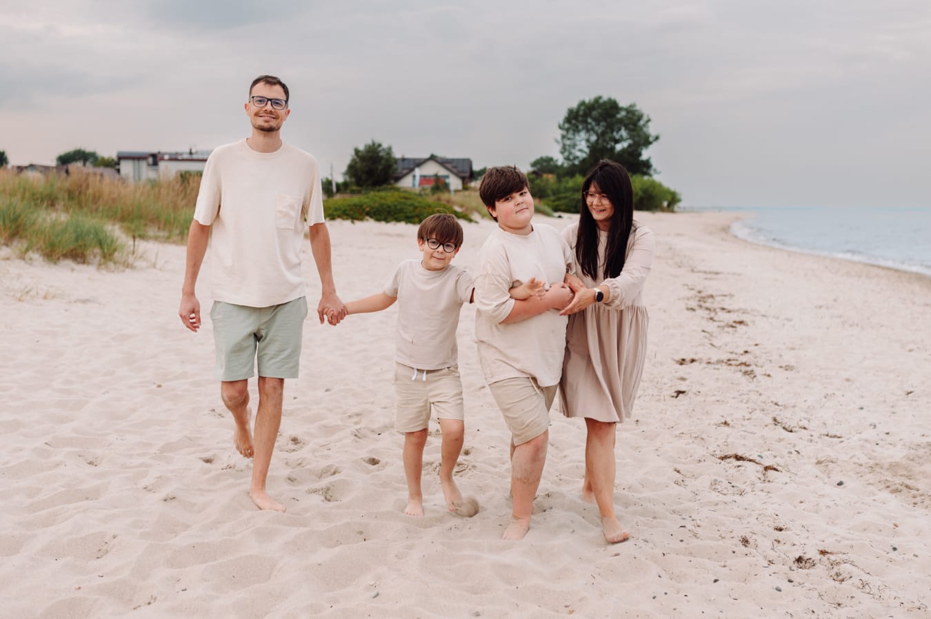 Rodzina z nastolatkami spacer brzegiem morza Trójmiasto