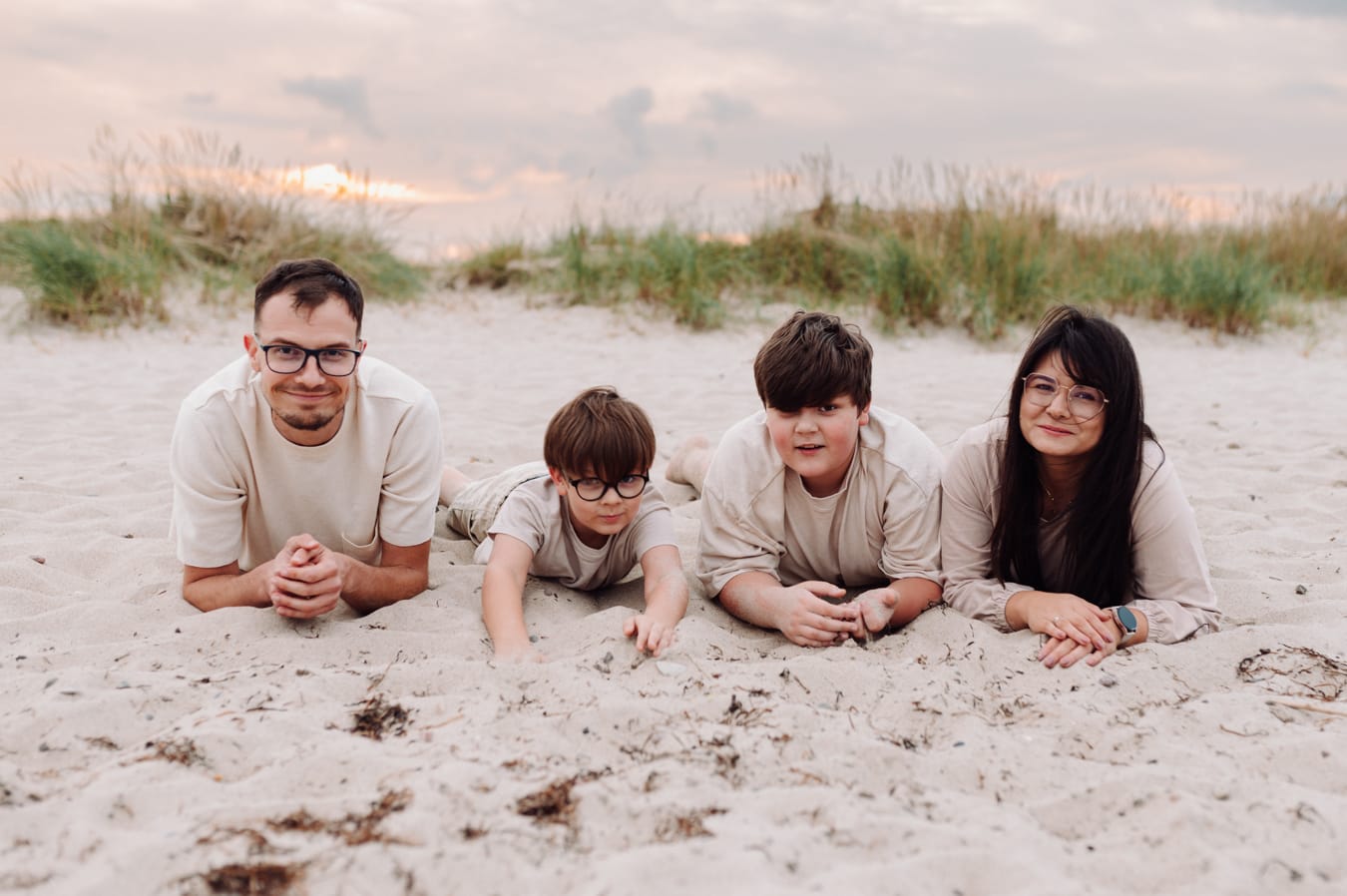 Rodzina na plaży zachód słońca sesja z nastolatkiem