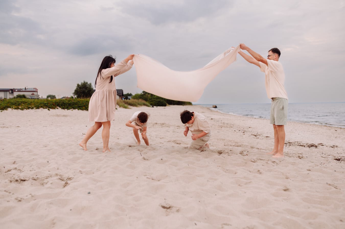 Zabawy z kocem sesja rodzinna z nastolatkami Trójmiasto