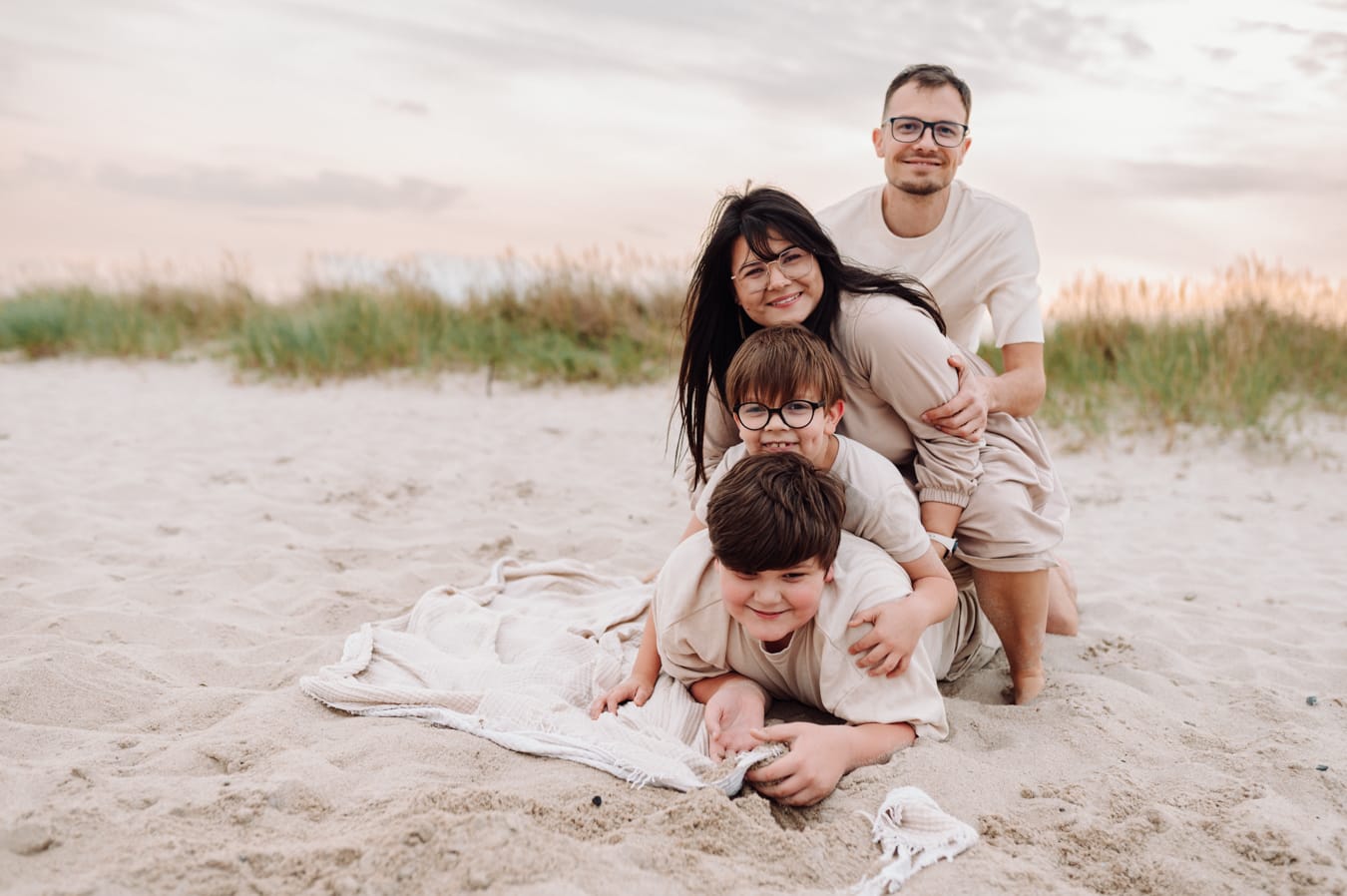 Rodzinny portret podczas sesji nadmorskiej z nastolatkiem w Trójmieście.