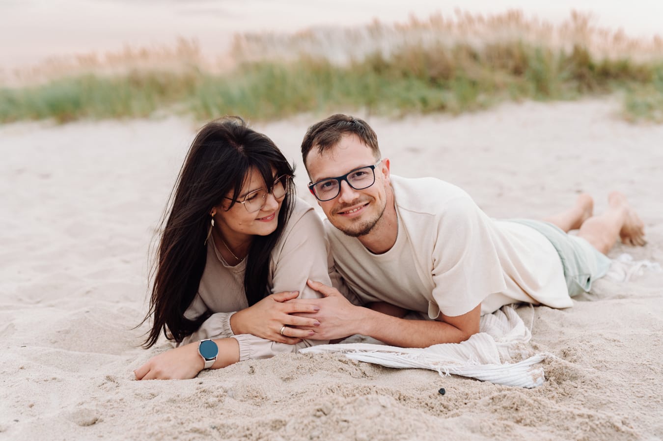 Rodzice przytuleni sesja rodzinna na plaży Trójmiasto