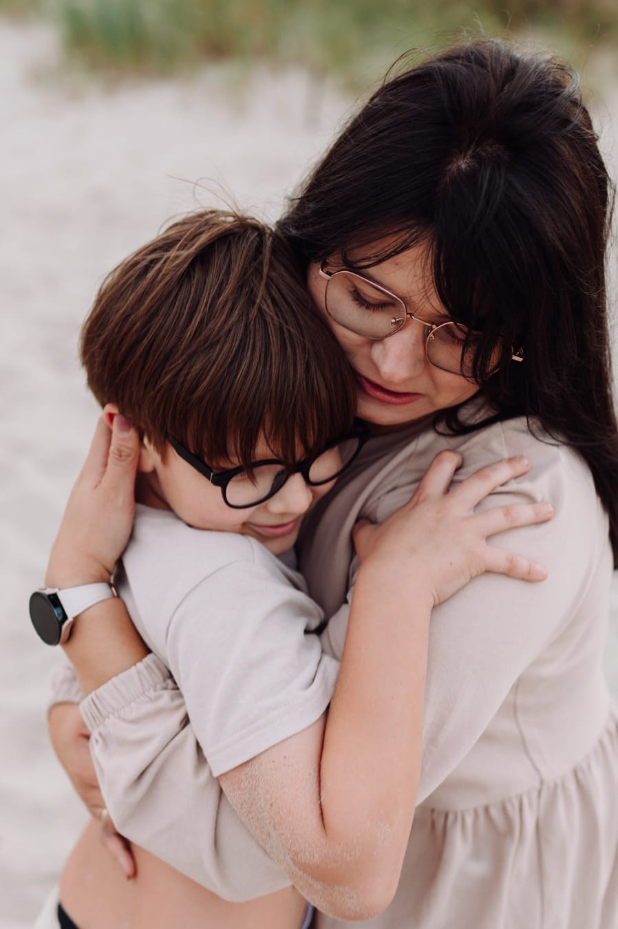 Mama tuli syna sesja nad morzem