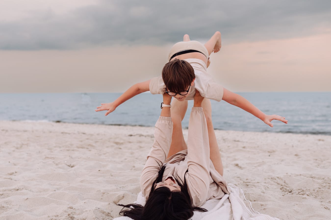 Mama bawi się z nastoletnim synem plaża Trójmiasto