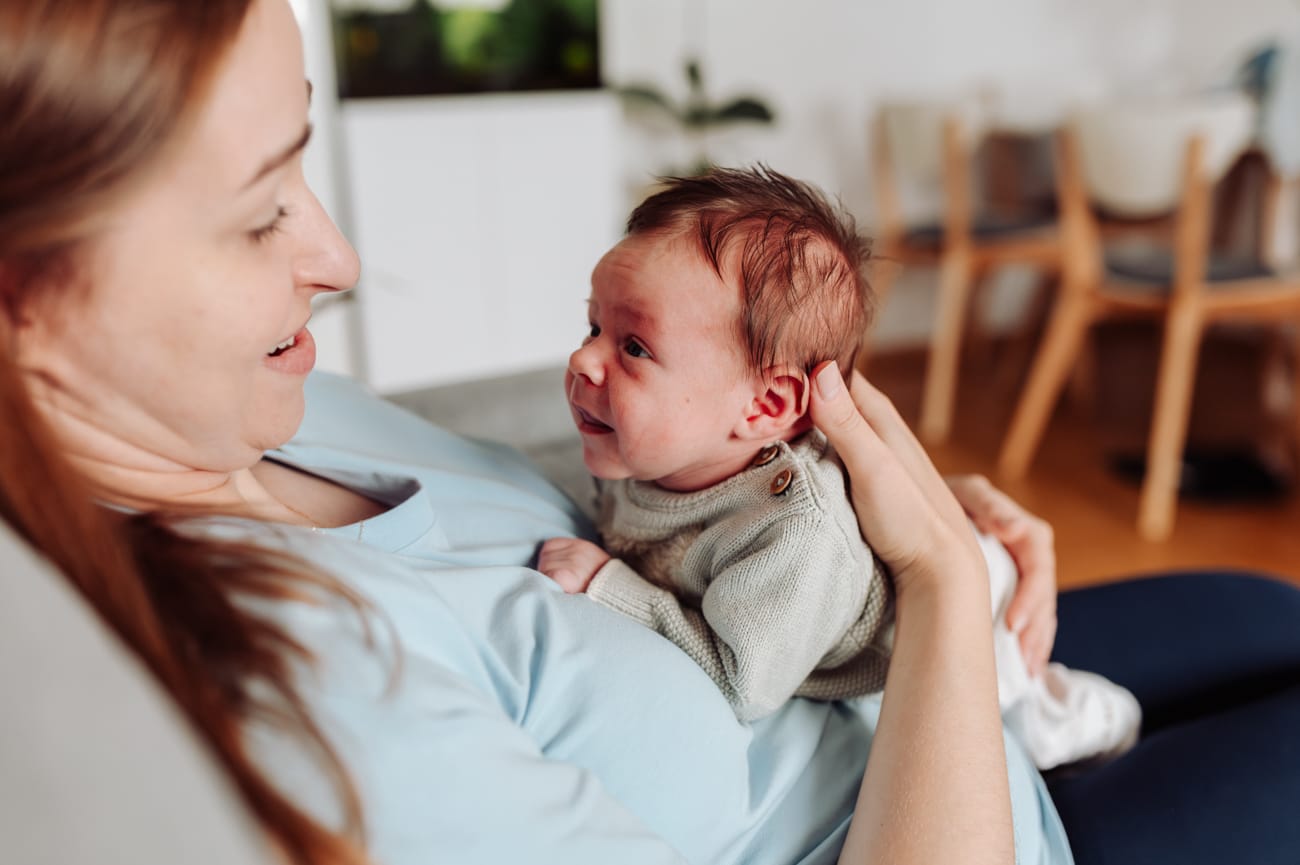 Naturalna fotografia noworodkowa lifestyle mama z noworodkiem w domu, Trójmiasto.