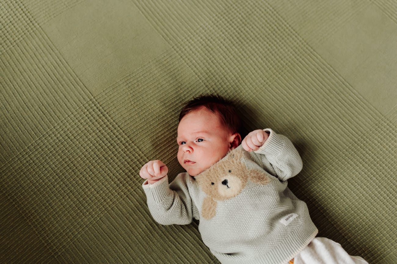 Minimalistyczne zdjęcia noworodka w domu, Gdańsk Gdynia Sopot.