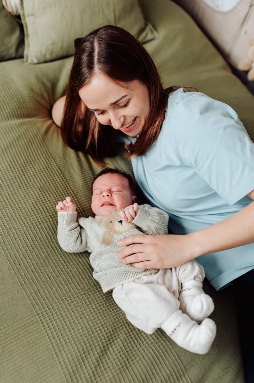 domowe zdjęcia noworodka lifestyle z mamą w jasnej sypialni, Trójmiasto.