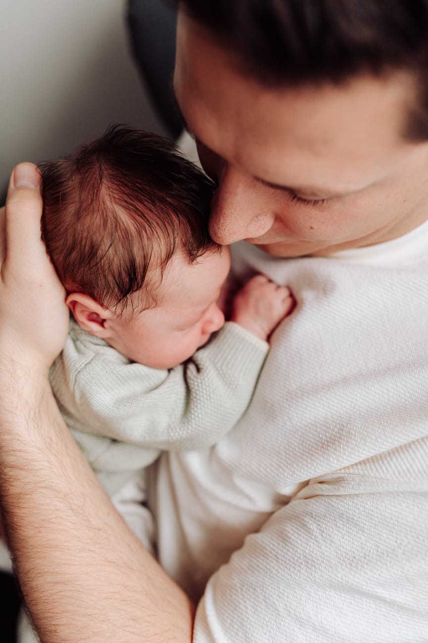 Naturalne zdjęcia noworodka w domu tata trzyma dziecko
