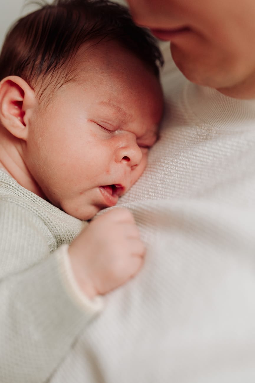 Noworodek śpi podczas sesji lifestyle w domu Gdynia