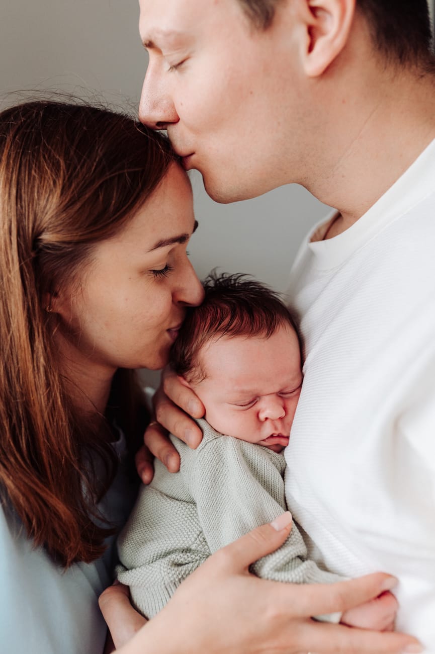 Ponadczasowa sesja noworodkowa lifestyle tylko rodzice i noworodek, Trójmiasto.
