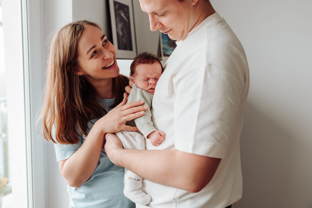 Naturalna sesja noworodkowa lifestyle w domu z mamą i tatą, Gdańsk Gdynia Sopot.