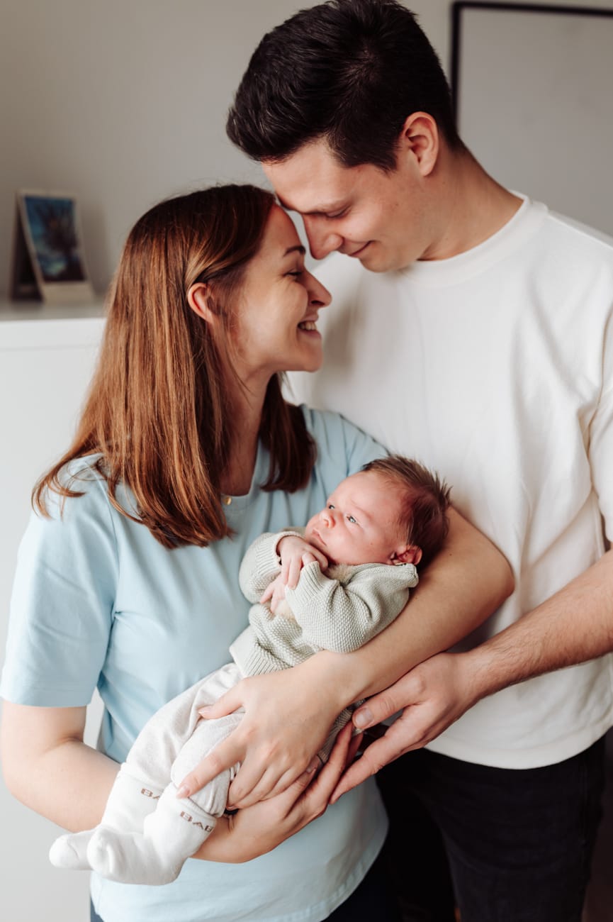 Zdjęcia noworodka lifestyle w domu Gdynia – mama przytula maluszka