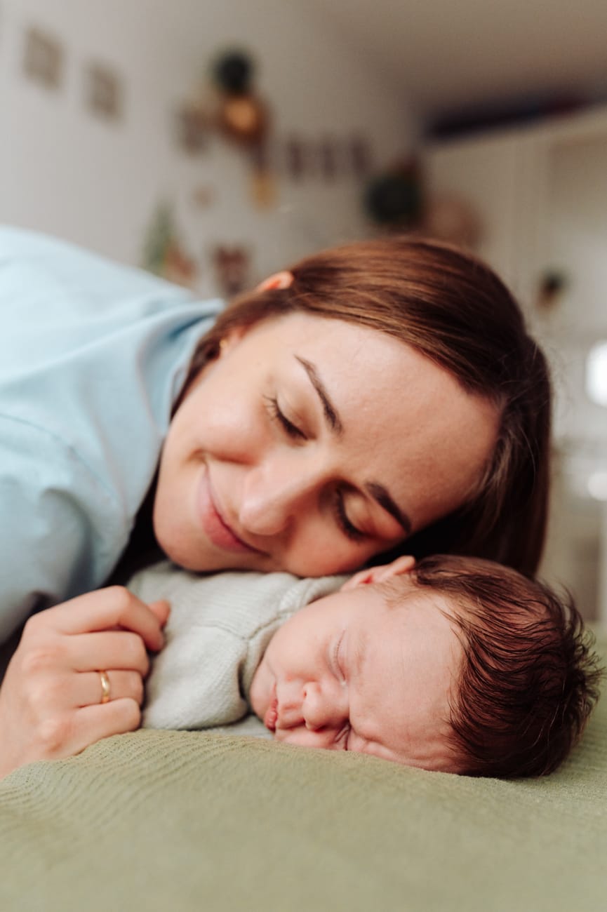 Minimalistyczna sesja noworodkowa lifestyle bliskość mamy i dziecka, Trójmiasto,