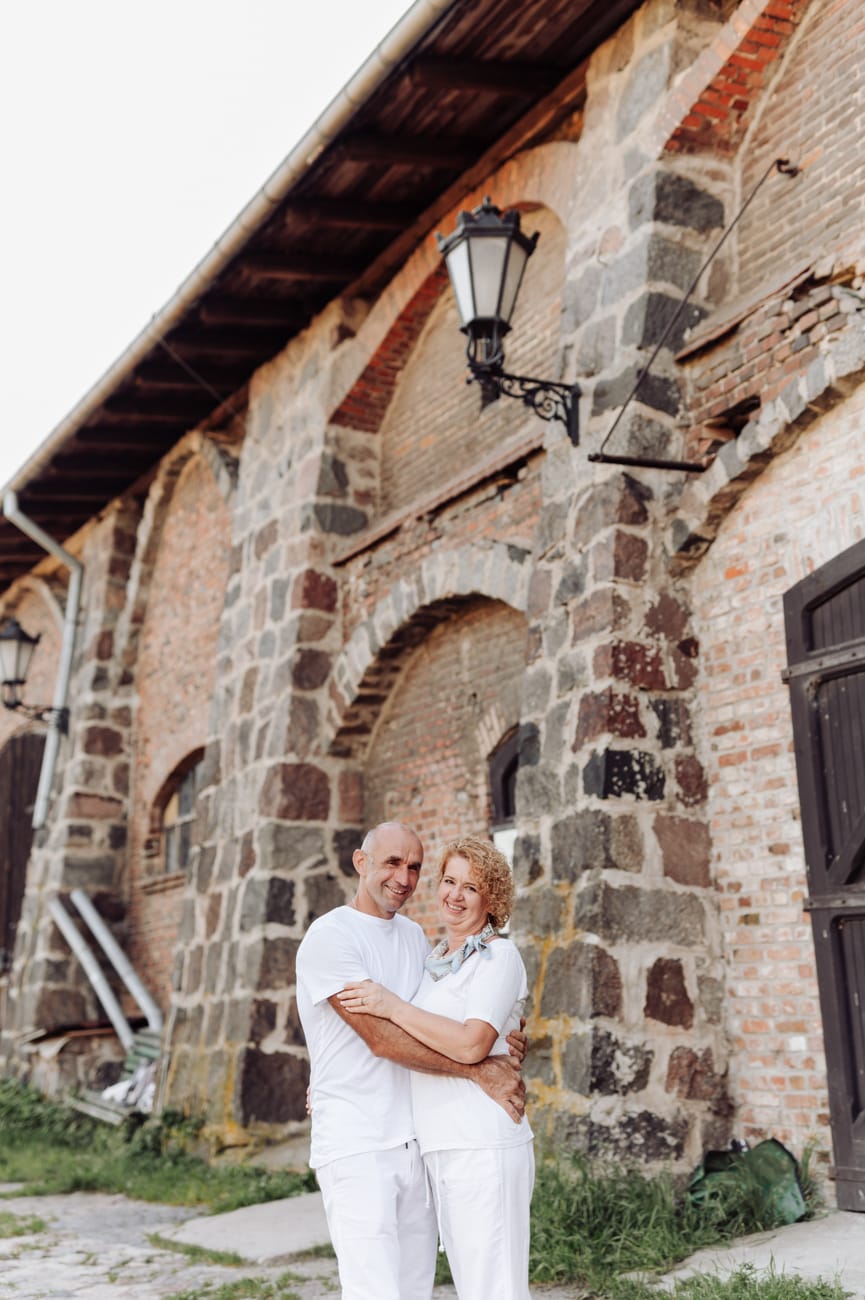 Portret pary przy stajniach Park Kolibki sesja małżeńska Gdynia