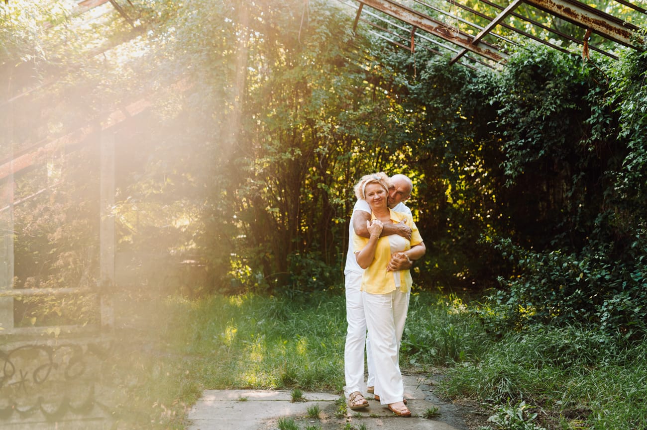 Para przytula się w szklarni sesja rocznicowa Gdynia
