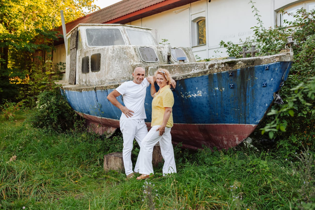 Para na tle łódki sesja małżeńska w prezencie Gdynia Kolibki
