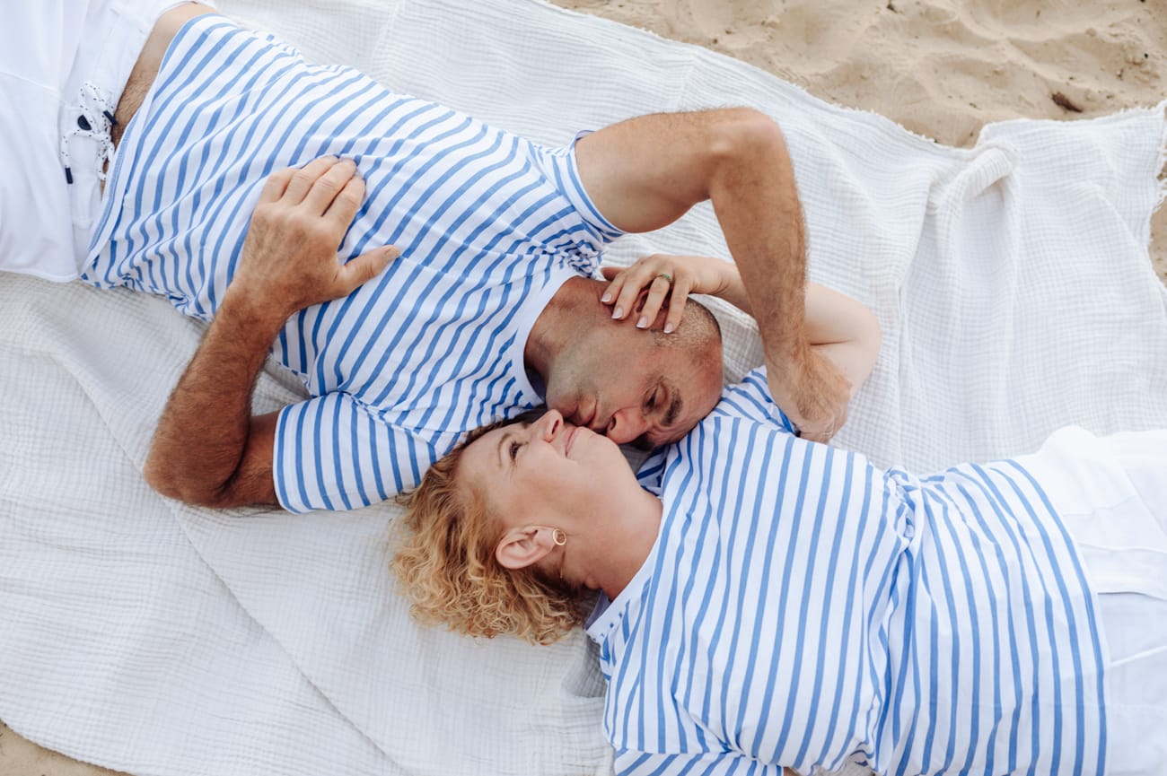 Małżeństwo na kocu nad morzem sesja rocznicowa Trójmiasto
