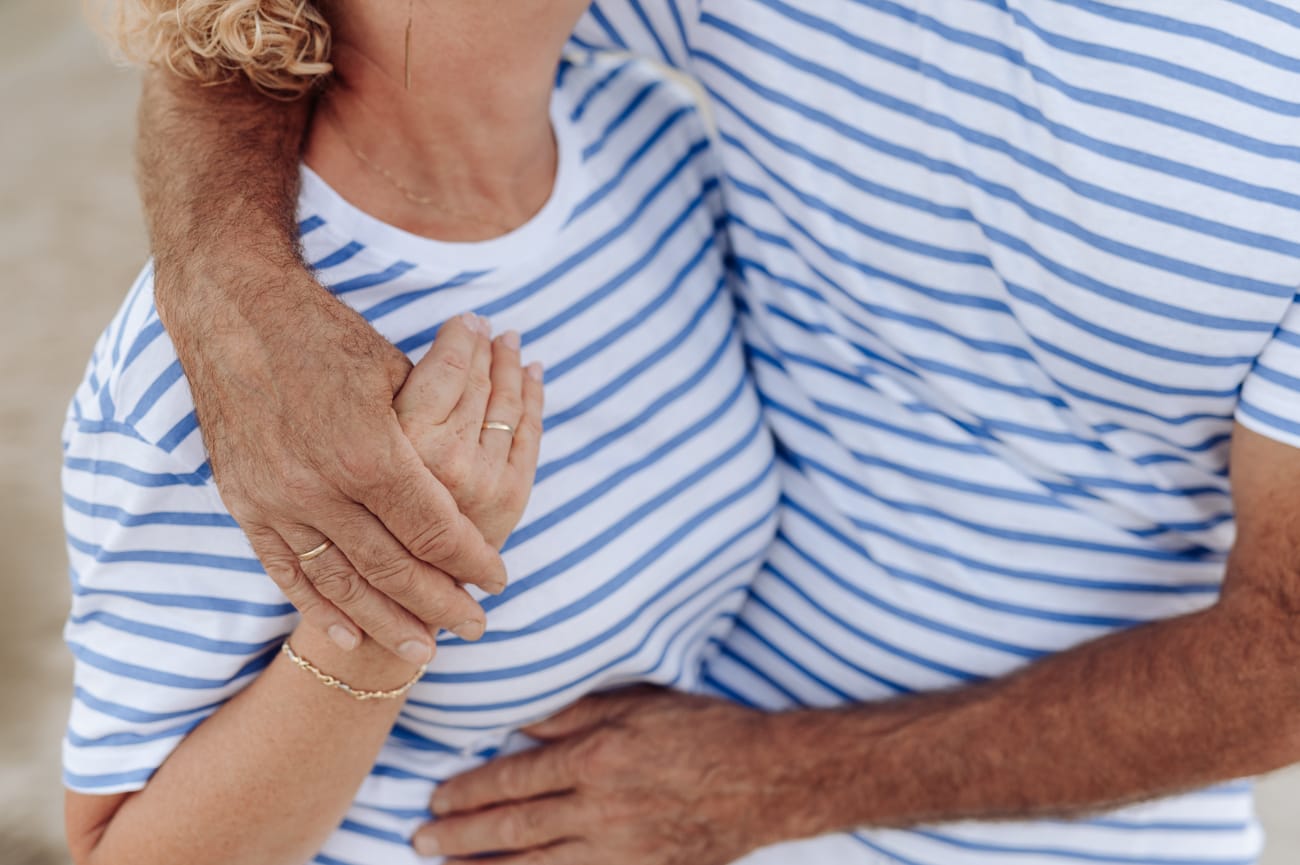 Małżeństwo przytula się nad morzem sesja rocznicowa Gdynia
