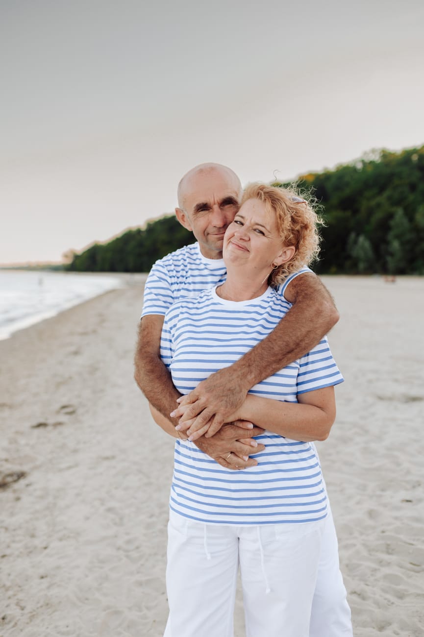 Para przytula się nad morzem sesja rocznicowa Trójmiasto
