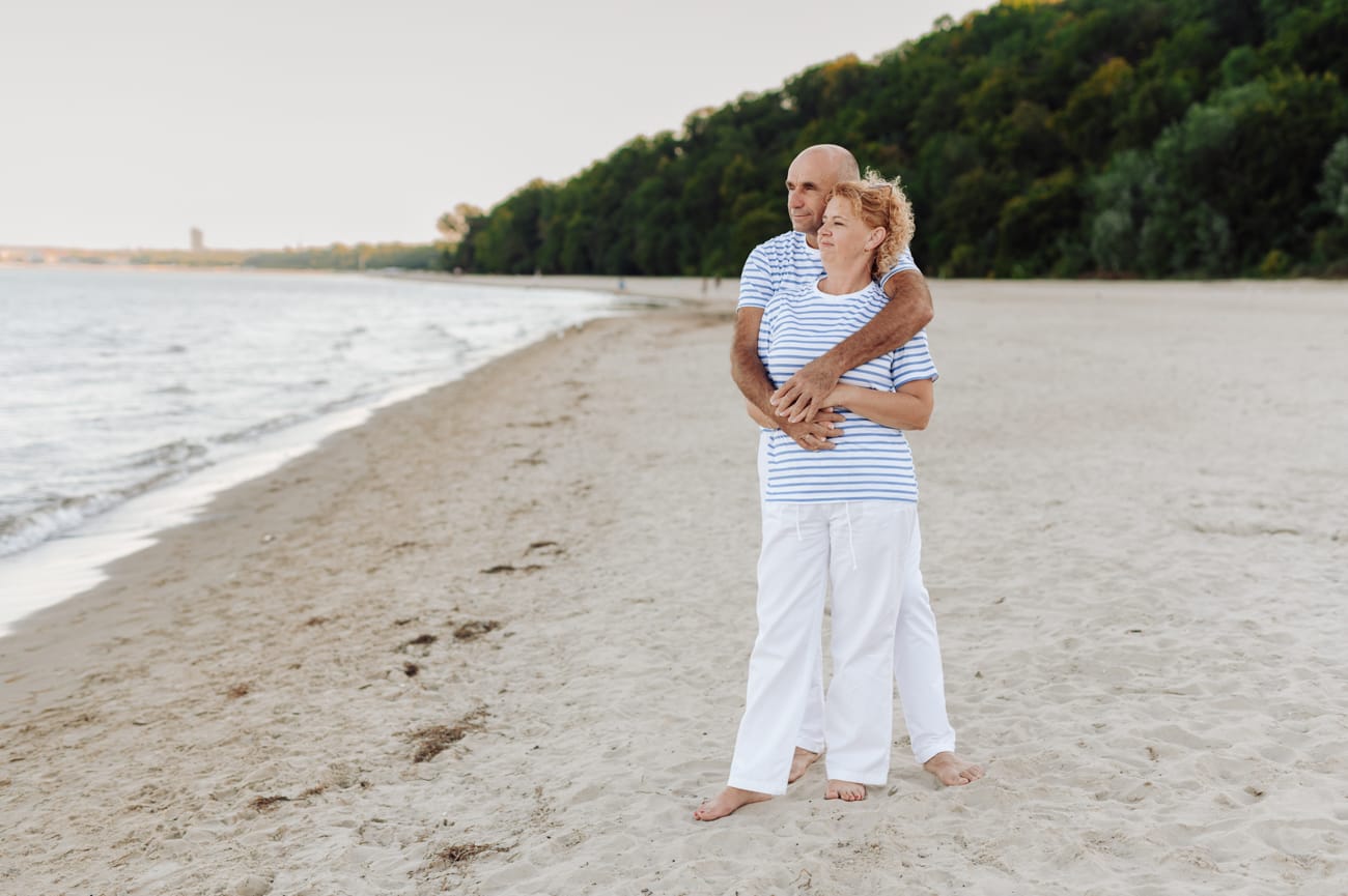 Portret pary o złotej godzinie plaża Gdynia sesja małżeńska