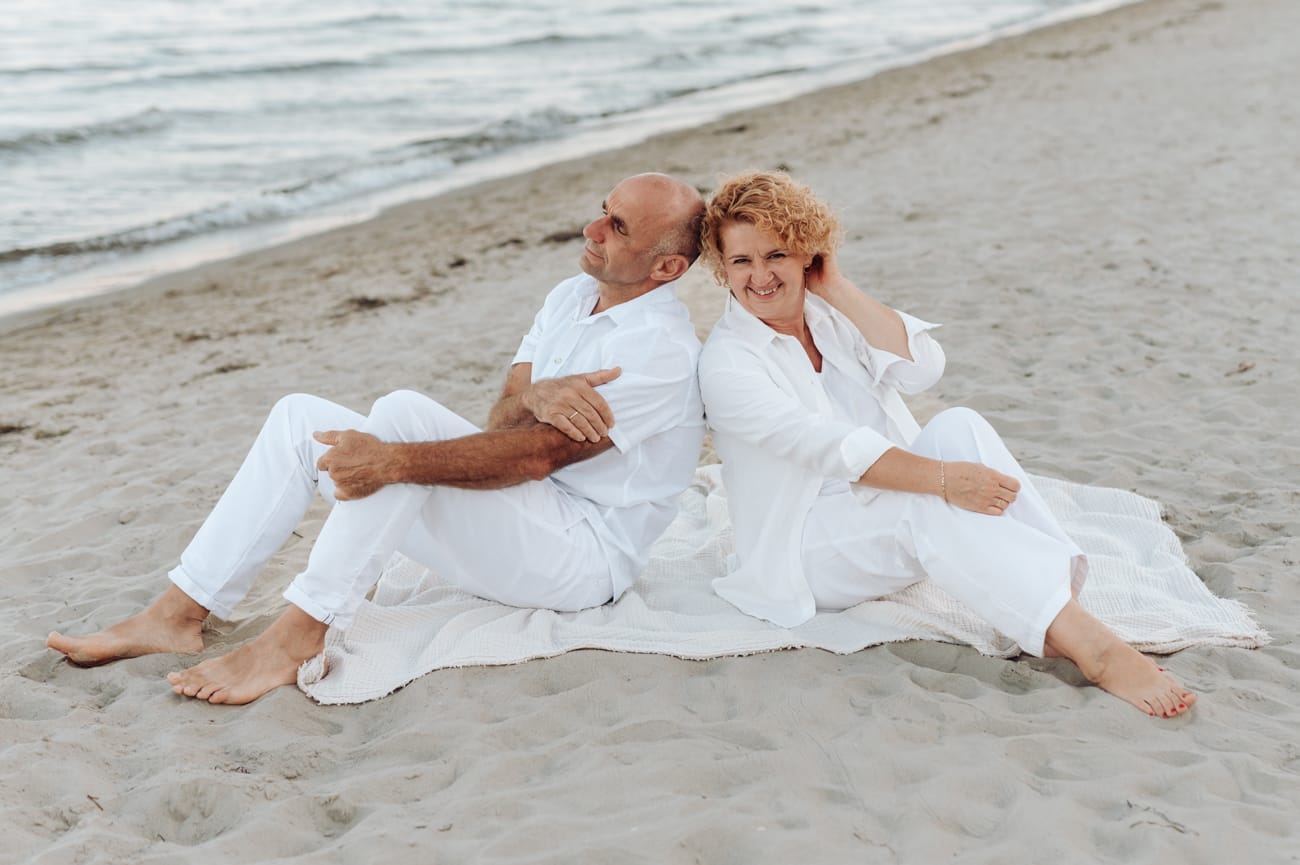 Para przy brzegu morze sesja małżeńska Gdynia Kolibki