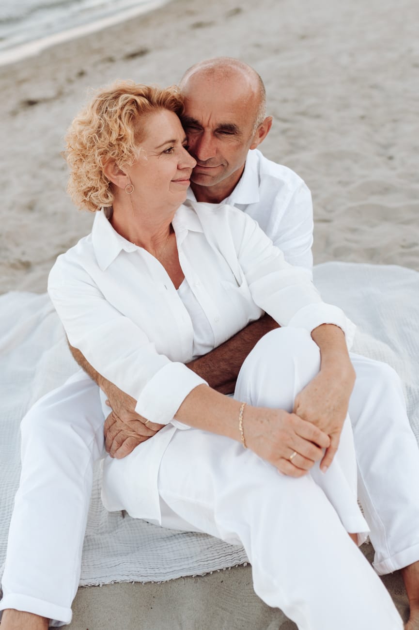 Portret małżeństwa o złotej godzinie plaża Gdynia sesja dla par
