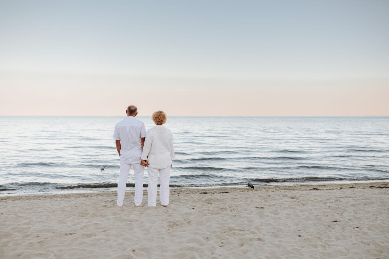 Dojrzała para na plaży o zachodzie słońca sesja małżeńska Gdynia
