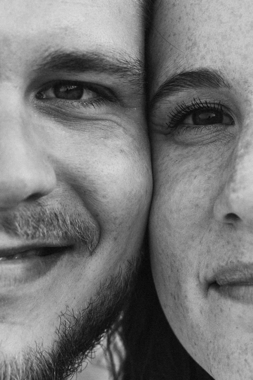 Czarno biały portret narzeczeńskich sesja nad morzem