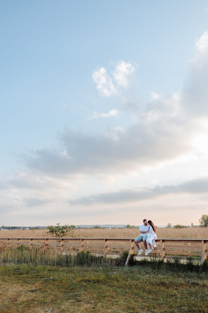 Para na kładce sesja narzeczeńska nad morzem Trójmiasto
