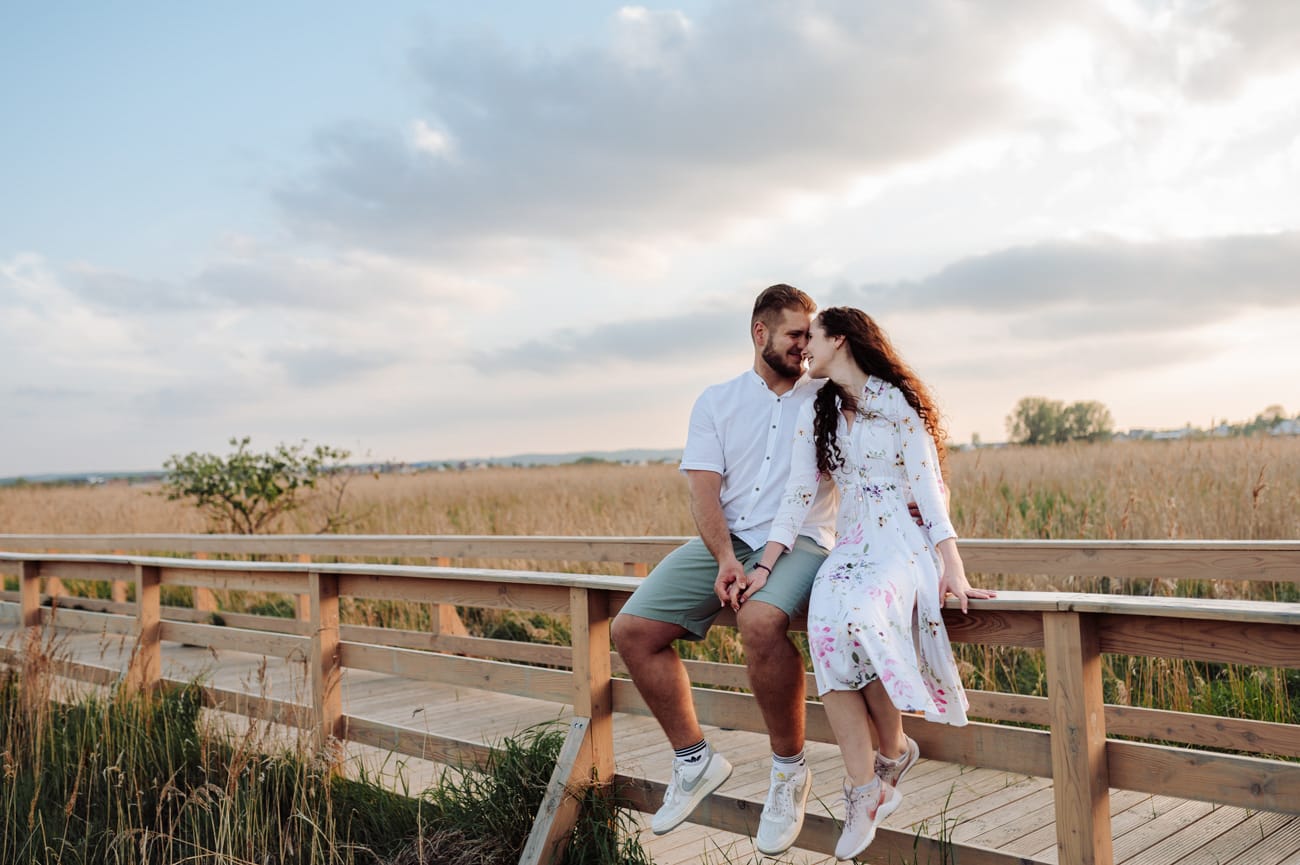 Para na kładce do Mechelinek sesja narzeczeńska nad morzem
